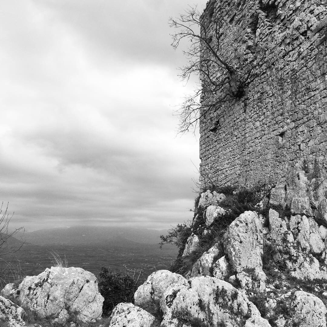 Dalle rovine del #castello  di Roccaguglielma il #panorama sulla Valle del Liri e #cassino con la magnifica #abbazia di #montecassino è incredibile! #frosinone #visititaly #visitlazio #lazioisme #laziodellemeraviglie #visitciociaria #ciociaria #visitciociaria #PictureOfTheDay