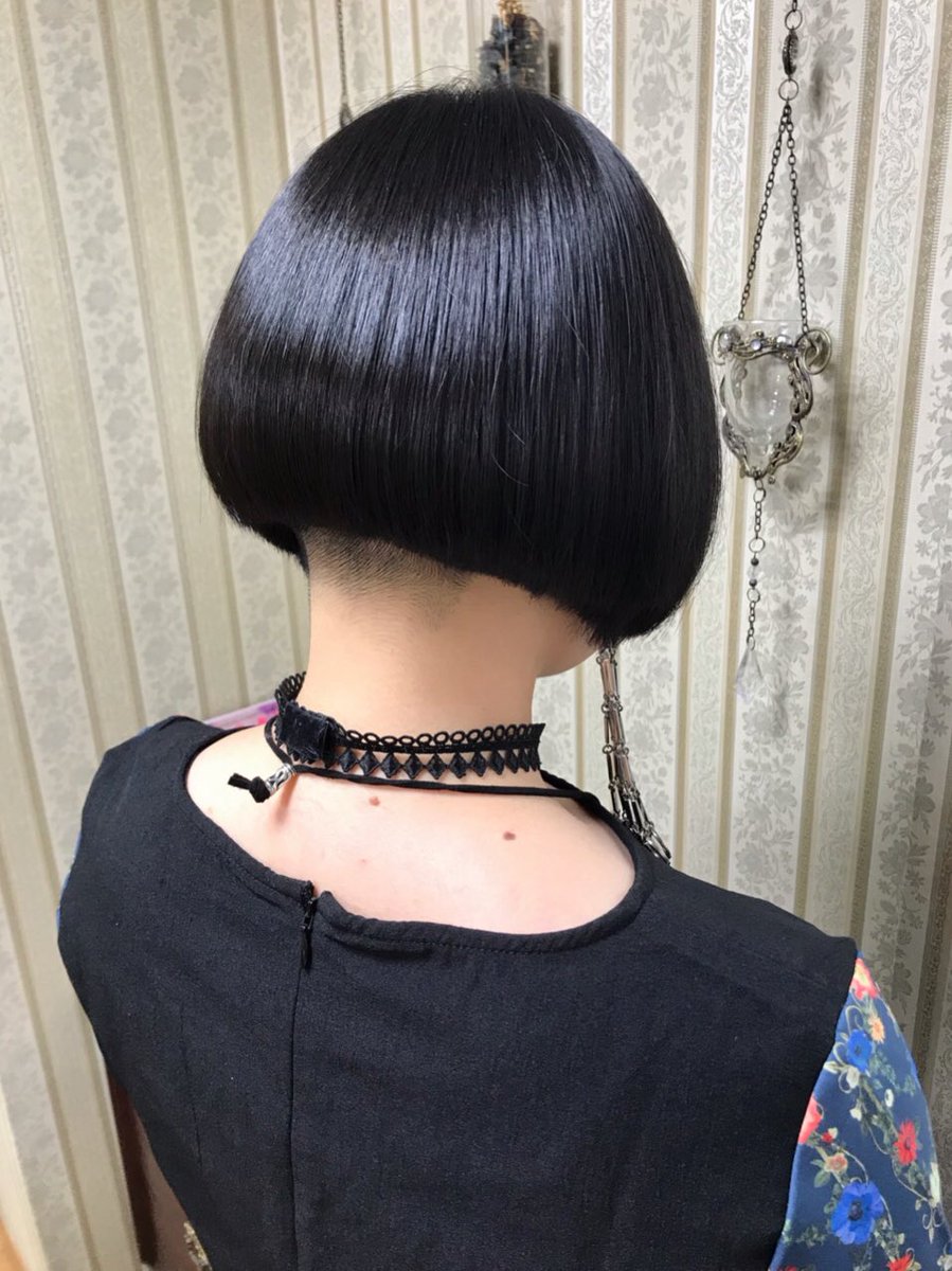 シャンテグラム ヘアスタイル紹介 襟足をガッツリと刈り上げた前下がりのスタイル 短めのスタイルに姫カットを組み込んで モード過ぎず可愛らしい雰囲気です シャンテグラム ヘアスタイル紹介 襟足をガッツリと刈り上げた前下がりのスタイル 短めのスタイルに姫カットを組み込んで モード過ぎず可愛らしい雰囲気です