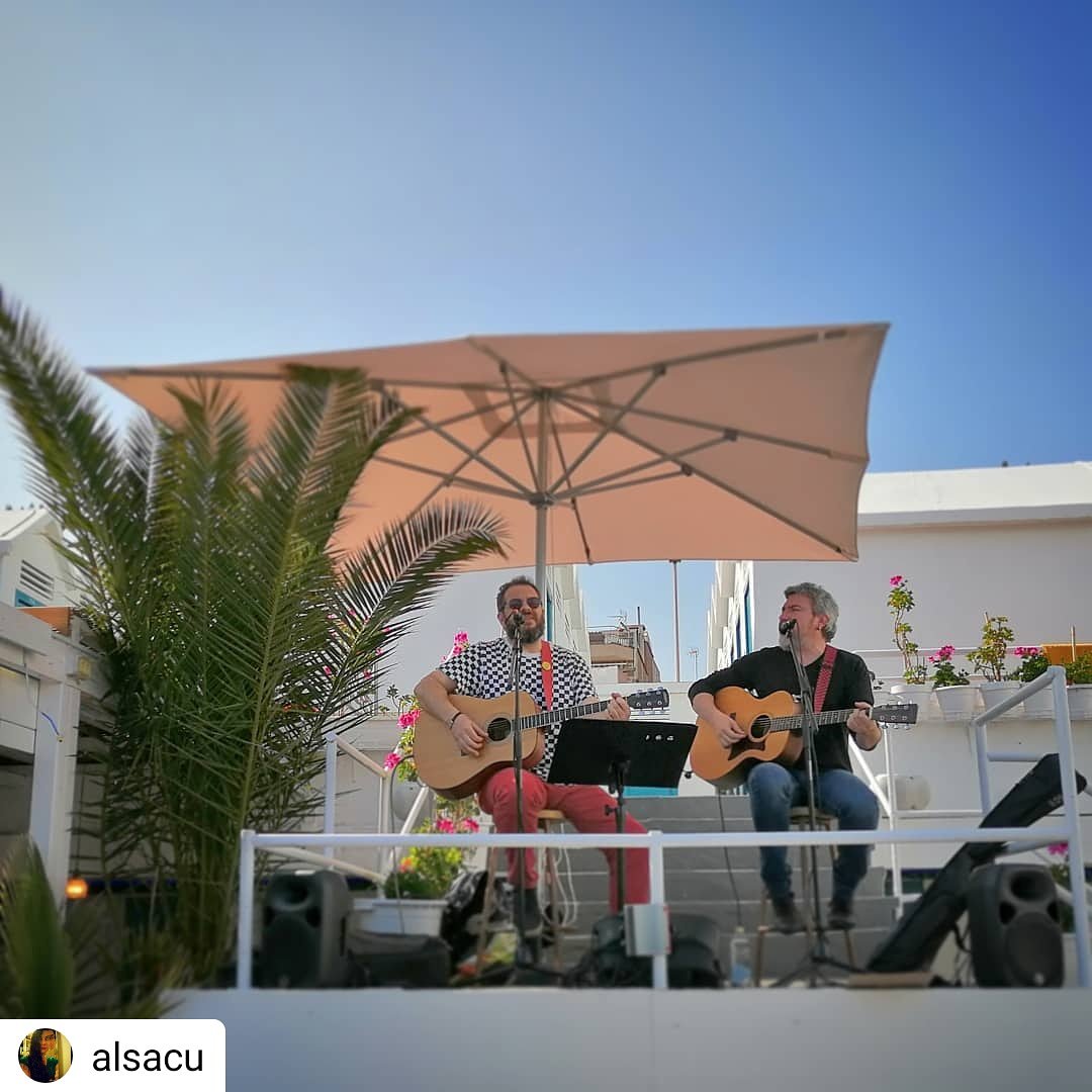 EdTulipa's tweet photo. Ahir a #ladonzellabadalona repassant Popterapia, varies d'@ElsDracs, i més..
I per recordar l'època Gums, va pujar Josep Fulquet per refrescar algunes de les cançons que tocàvem junts, fa més de 25 anys. 
Moltes gràcies Pepe. 
#EdTulipa #Popterapia #Gums #Beatroll #Modernor https://t.co/1DPdNCboZI