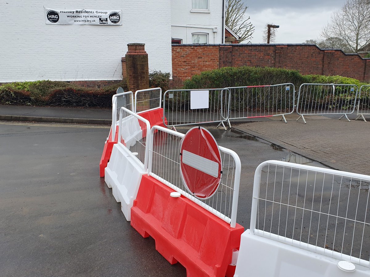 DepChWHamilton's tweet photo. Disappointed to see this access has been completely closed. We need a thriving retail town, but this is what happens when you let HRG run the town. @LeadHenley #henleymatters https://t.co/w8n22iQvGP