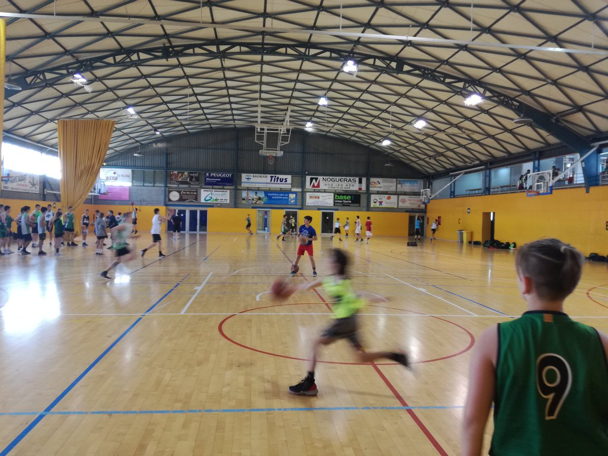 BasketBasePenya's tweet photo. Això no para, ara és el torn dels equips de cistella gran! 💪🏼💚🖤
#SomElBressol #ArenysIsComing https://t.co/nbVfipEksH