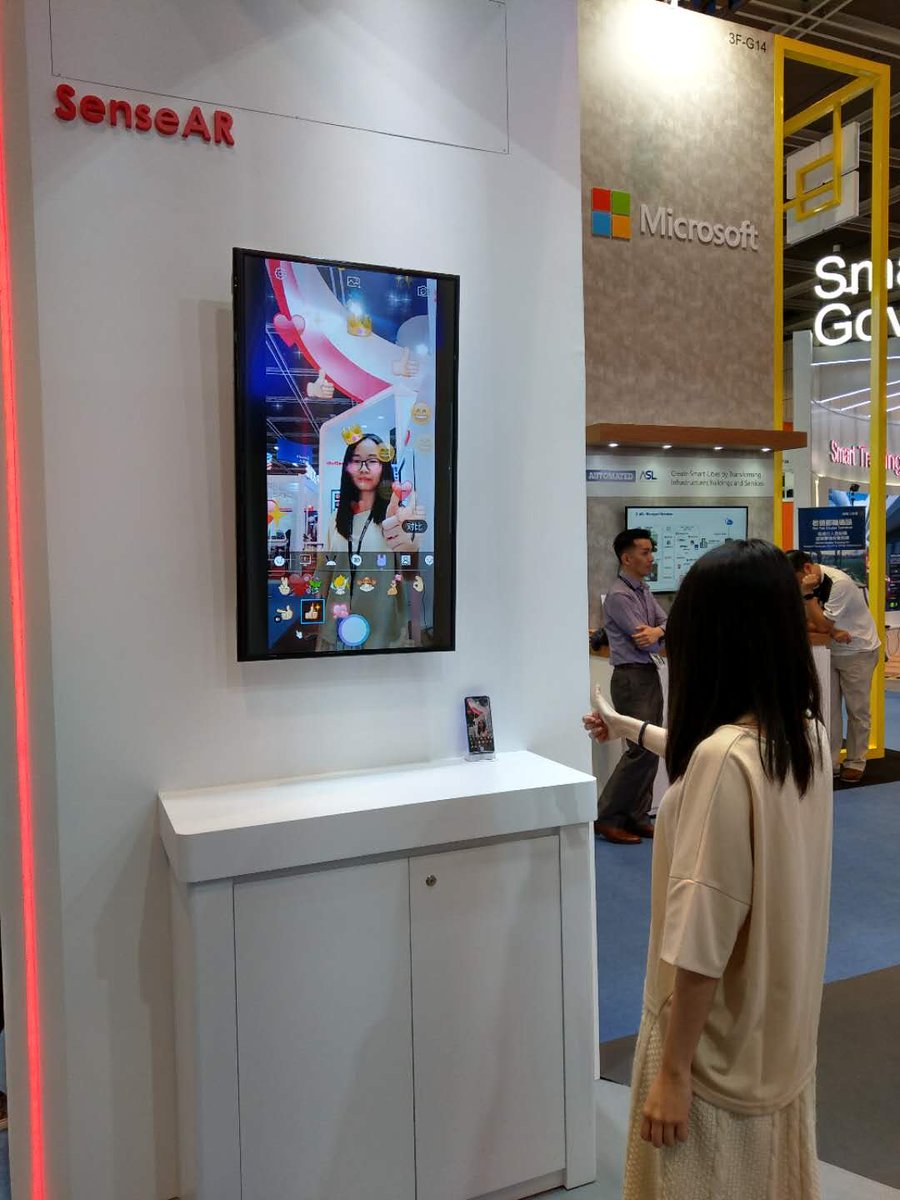 SenseTime_AI's tweet photo. At #HKICTEXPO, visitors're having fun with our AI application demos!

Try them out by visiting us at booth A14, Hall 3G at Hong Kong Convention and Exhibition Center!

#sensetime_AI #HKTDC #HKCEC https://t.co/rwGGvdpFuA