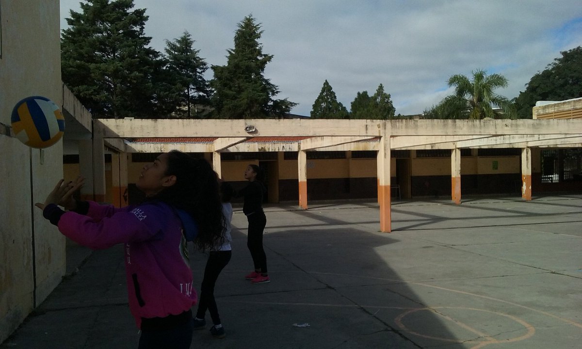 Angel95298840's tweet photo. Jornada hermosa prácticando los fundamentos basicos del voley zona norte taller de deportes. @fguillesaavedra @aniberruezo @yoyballon @UrtubeyJM https://t.co/rqYnb79FkI