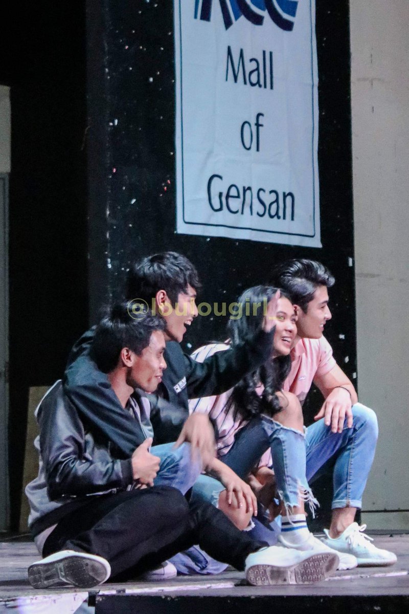 puLOUtan_'s tweet photo. Sabi nila, Loulou cried daw because of happiness during the last part of their show but I didn't see it. I tried to look at the photos again and then here's what I saw. Awww love u, loulou! 

#aLAYFbangM4llShow https://t.co/el7mlA6Zal