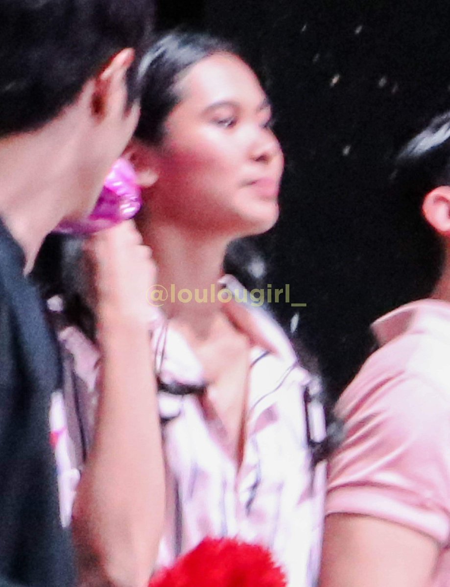puLOUtan_'s tweet photo. Sabi nila, Loulou cried daw because of happiness during the last part of their show but I didn't see it. I tried to look at the photos again and then here's what I saw. Awww love u, loulou! 

#aLAYFbangM4llShow https://t.co/el7mlA6Zal