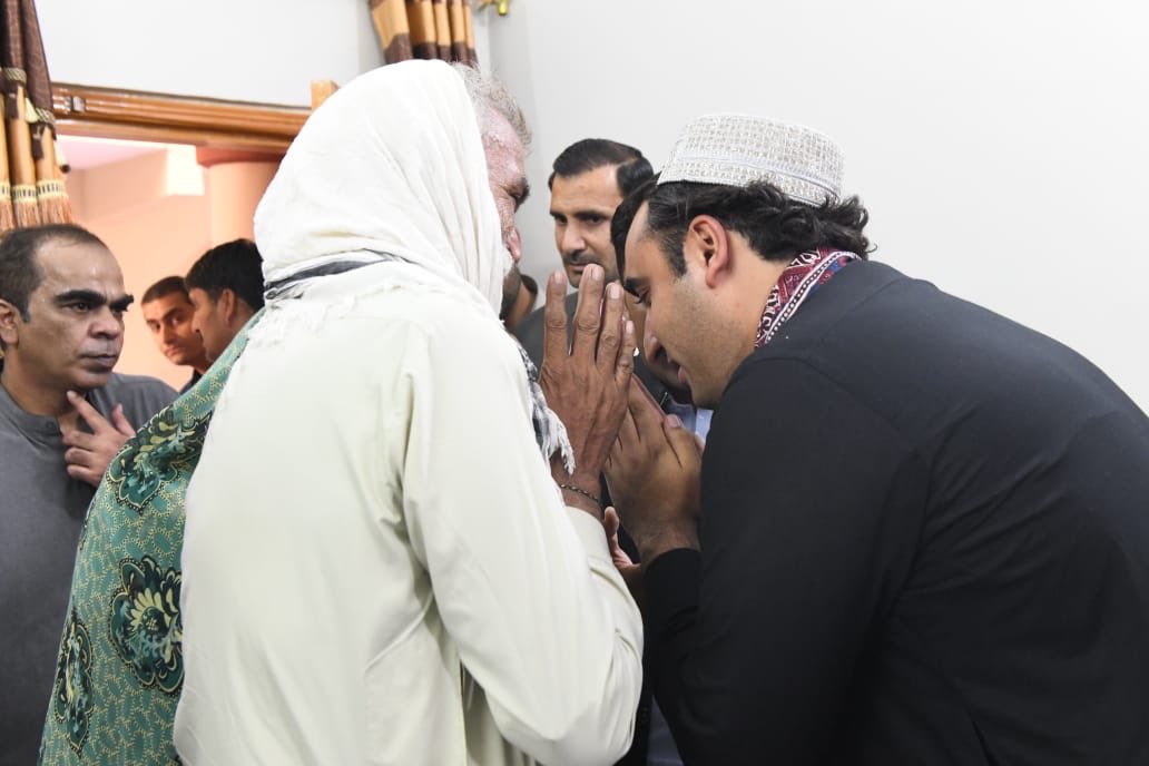 pseudorebel's tweet photo. Chairperson PPP @BBhuttoZardari meeting the parents of Reena and Raveena, the two Hindu girls who were recently converted by Mian Mithoos gang. https://t.co/vI5JV0nfrp