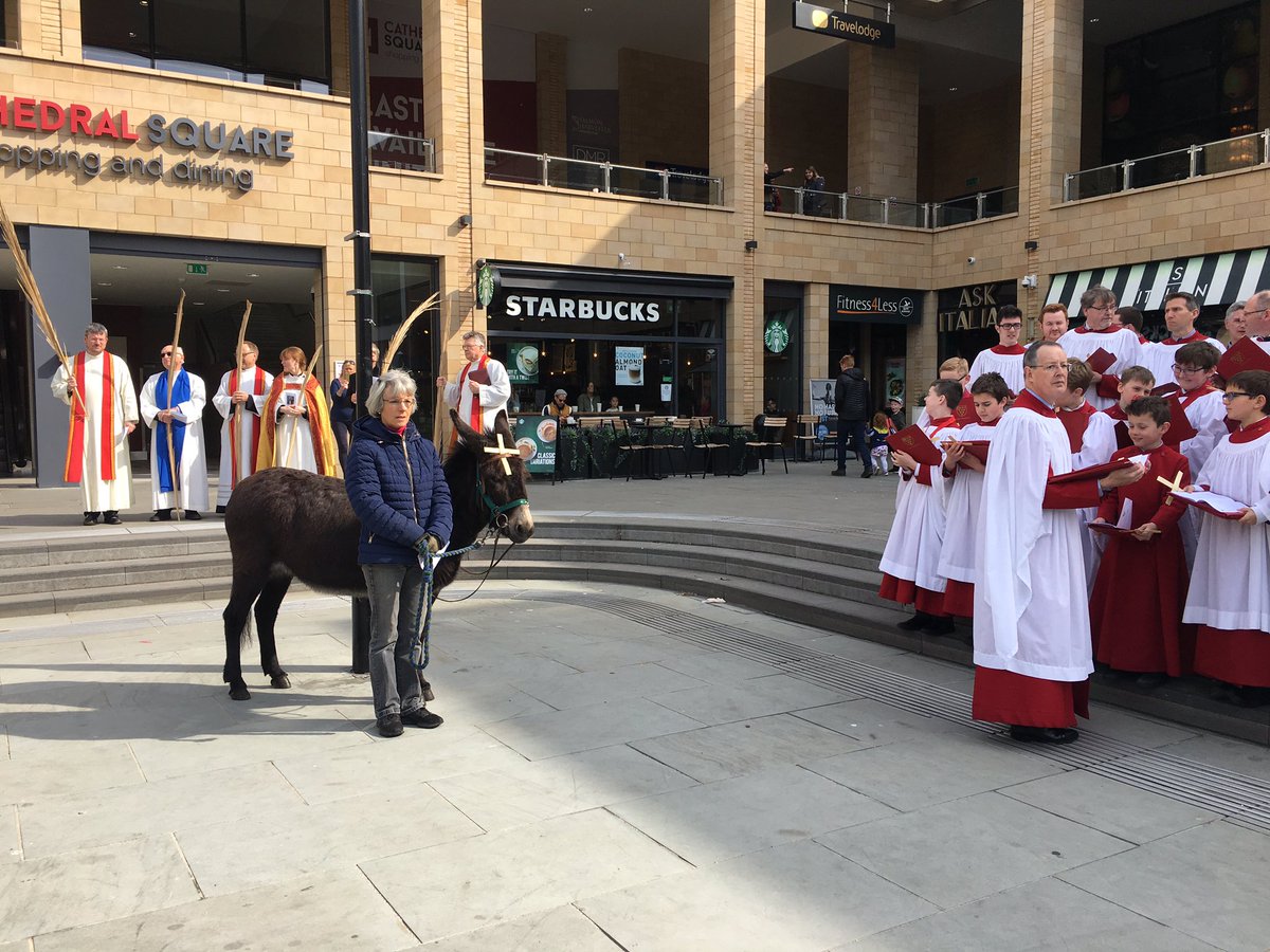 It’s #PalmSunday and Nina the donkey leads the procession <a href="/WorcCathedral/">Worcester Cathedral</a>