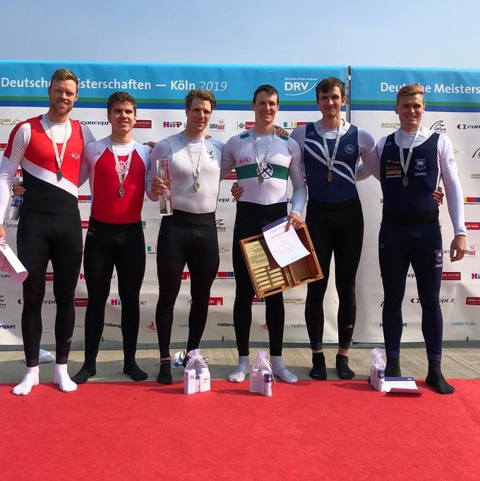 Deutschland8er's tweet photo. Das Siegerpodest!
🥇: Malte Jakschik & Richard Schmidt
🥈: Johannes Weißenfeld & Torben Johannesen
🥉: Chris Reinhardt & Hannes Ocik
#deutschlandachter #d8 #rudern #köln #dkbm #finale #rennen #deutschemeisterschaft #regatta #RoadtoTokyo #teamdeutschland #wirfuerd https://t.co/VOWaxfBKYe