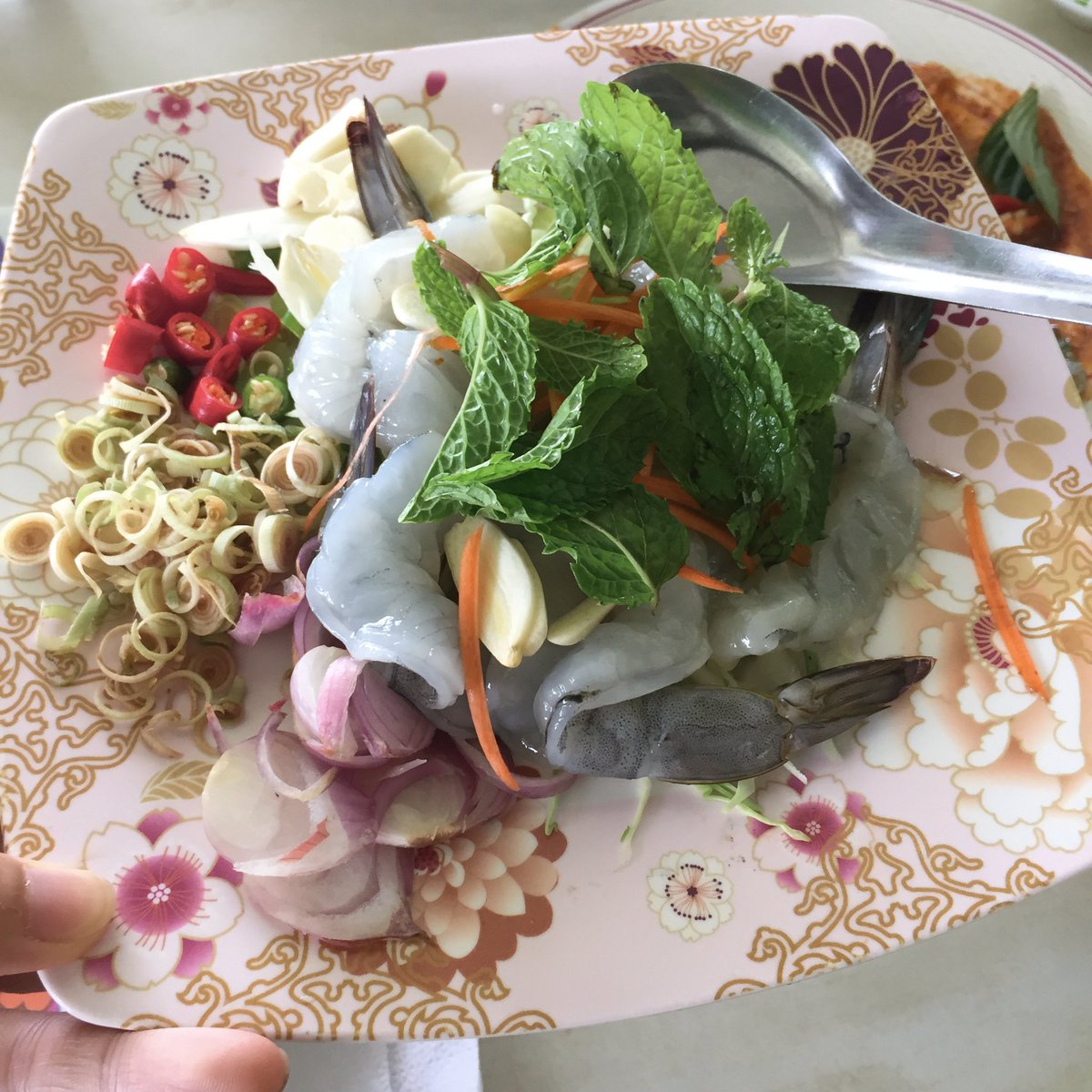 hersimpleface's tweet photo. บังเอิญมาเจอ 'ครัวย่าบัว' ตอนมาอยุธยา  ราคาไม่แพง รสชาติก็ดี แกห่อหมกปลาช่อนเค้าคือเริ่ด คือปลาเป็นชิ้นๆใหญ่มาก หมึกนึ่งมะนาวไข่มาเต็ม กุ้งแช่น้ำปลาดีเลยย พระเอกมื้อนี้กุ้งเผาค่ะไซส์เล็กที่ตัวใหญ่ได้มา7ตัว1500 รวมๆ7อย่าง ค่าเสียหายทั้งหมด3500 😗 #อร่อยไปแดก #รีวิวอยุธยา https://t.co/DXma8eACxI