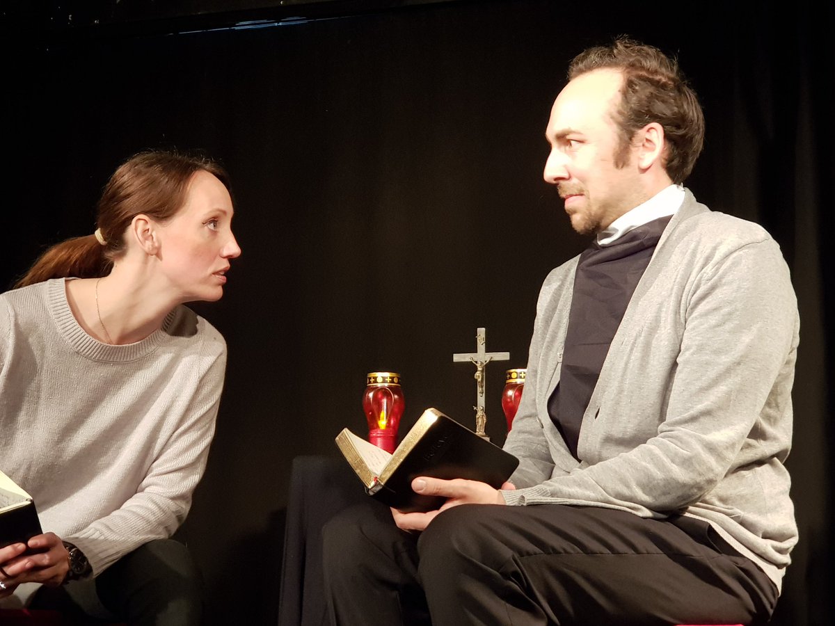 morderische's tweet photo. War es nun der Gärtner - oder doch der Butler? Erfolgreiche Uraufführung von Texten der @MSchwestern mit dem #WienerKriminalitaetentheater unter der Regie von #KatharinaKutil #werwars #whodunit  im #Spektakel #wienliebe https://t.co/zRmffSj6Vz