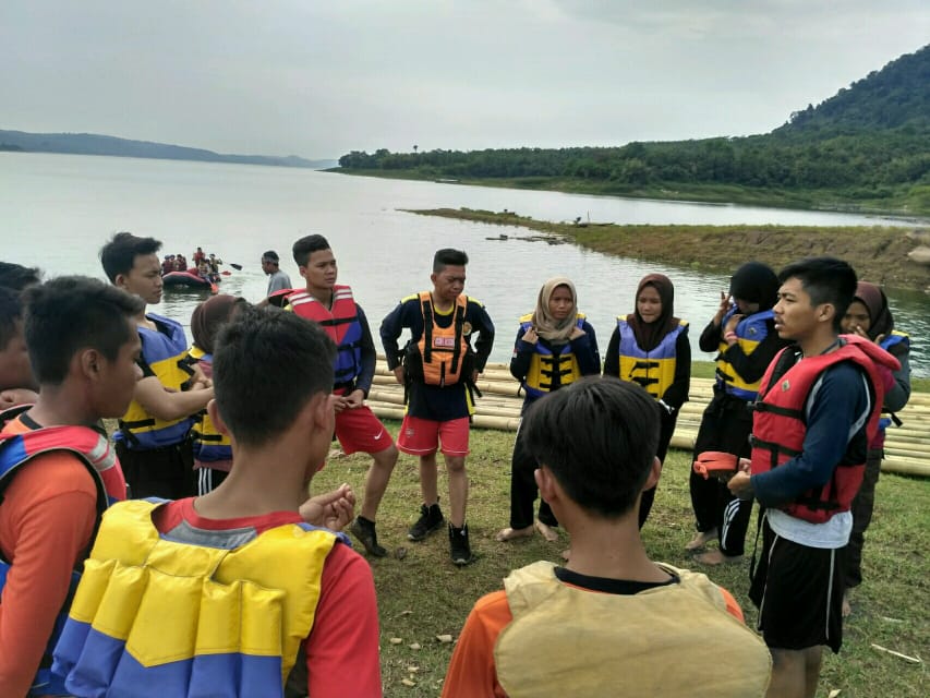 SAR0914's tweet photo. Kegiatan Latihan Gabungan dilaksankan pada tanggal 13-14 April 2019 di Perairan Parang Gombong Waduk Jatiluhur Desa Kutamanah Kec. Sukasari yang di ikuti 60 orang Pramuka Penegak

#AvignamJagatSamgram https://t.co/yatVK84S4K