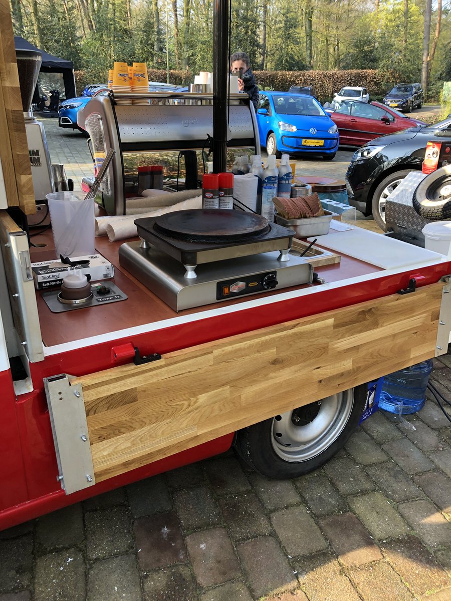 Tuttitalia053's tweet photo. Auto Reuvers nu in het mooie Losser ook https://t.co/bMBgCkxJGd is hierbij met Koffie/thee en lekkere verse crêpes met Nutella en poedersuiker. Wees welkom van 11:00 tot 16:00 Opluchttheater Brilmansdennen #autos #autoreuvers #barista #koffie #thee #crepes #nutella #koopmans https://t.co/123cdSzeUc