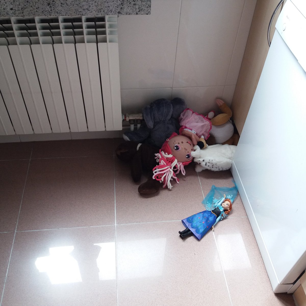 reichelmoreno77's tweet image. Mientras recojo por un lado, me encuentro esto por otro. Y así sin parar. Carlota y su orden. #cosasdeniños #desisto