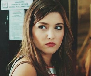 हम तो उसको इम्प्रेस करने के लिए 

गुन गुना रहे थे, और वो पागल पास 

आकर बोला 😒😒😒
.
.
तेरी आवाज अच्छी हे 
कुल्फी बेचा कर  😜😜

बेइज्जती हो गयी यार....😩😫😌😒