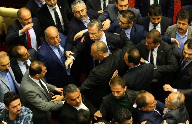 Beka dedikleri kendi bekalarıymış.
Mansur Yavaş, Ankara'da yatağına aç giren çocukların rızkını ihale mafyasına yedirmeyeceğini söyleyince Ak Partililer ortalığı birbirine kattı.