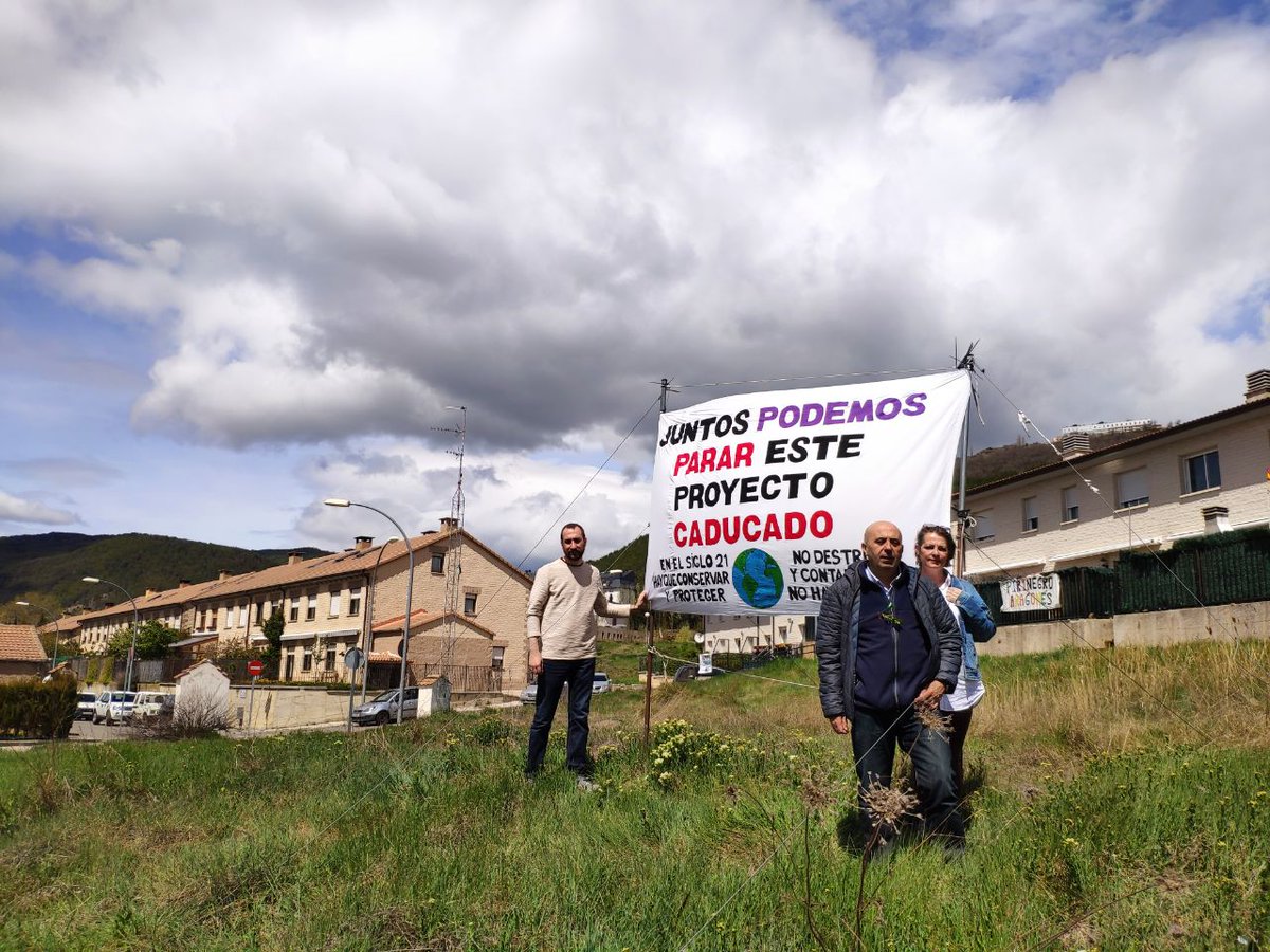 PodemosAragon's tweet photo. 📸 Durante la mañana el candidato de #UnidasPodemos al Congreso por Huesca, Daniel Fernández, ha estado conociendo el proyecto de la carretera que tendrá un gran impacto ambiental y dejará a un barrio aislado, recabando información de los afectados por la variante norte de #Jaca https://t.co/ylSrcco54G
