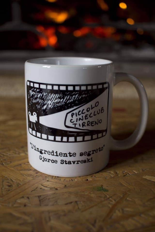 Нашите пријатели од киното <a href="/CineclubTirreno/">PiccoloCinec.Tirreno</a> во Фолоника, Италија во чест на #Исцелител испечатиле чаши со името на филмот. Фала им од сѐ срце! ❤️