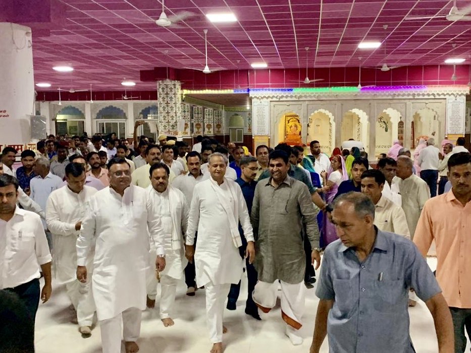 OfficeofRLJ's tweet photo. @RamlaljatINC @ashokgehlot51 @avinashpandeinc @RaghusharmaINC आज मुख्यमंत्री श्री अशोक जी गहलोत विजन इंडिया वेल्फ़ेर सोसायटी द्वारा आयोजित रक्तदान शिवि�� में पधारकर रक्तदाताओं का हौसला अफजाई किया साथ ही रामचरण जी महाराज का आशीर्वाद प्राप्त किया।
@ashokgehlot51 @RaghusharmaINC 
#BloodDonation
#VisionIndiaWelfareSociety https://t.co/wwxUNoAm18