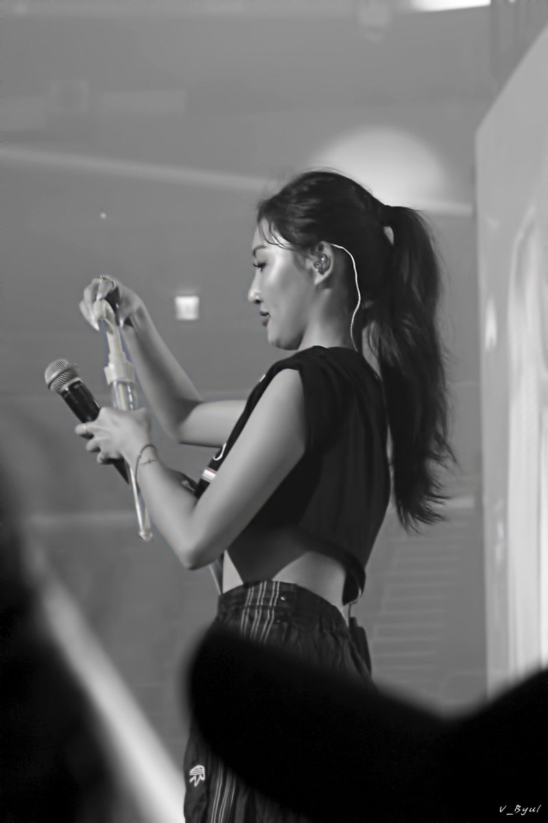 dichotomie1222's tweet photo. 20180818 MAMAMOO 4SEASON S/S CONCERT
비눗방울이 좋을때인 24개월
#마마무 #화사 #MAMAMOO #mamamoo #HWASA #hwasa #ママム #ファサ #安惠 #華莎 #MAMAMOO4SEASON https://t.co/GnXb3oFm3Q