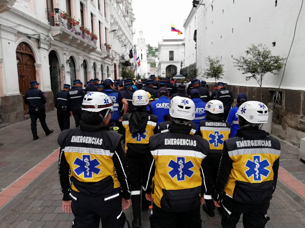 somos_aph_uce's tweet photo. Carrera de Atención Prehospitalaria  cubriéndo  la procesión Domingo de Ramos centro histórico 
#Ecuador #Quito
#Uce
#somos_aph_uce https://t.co/WMpzDBWqCA