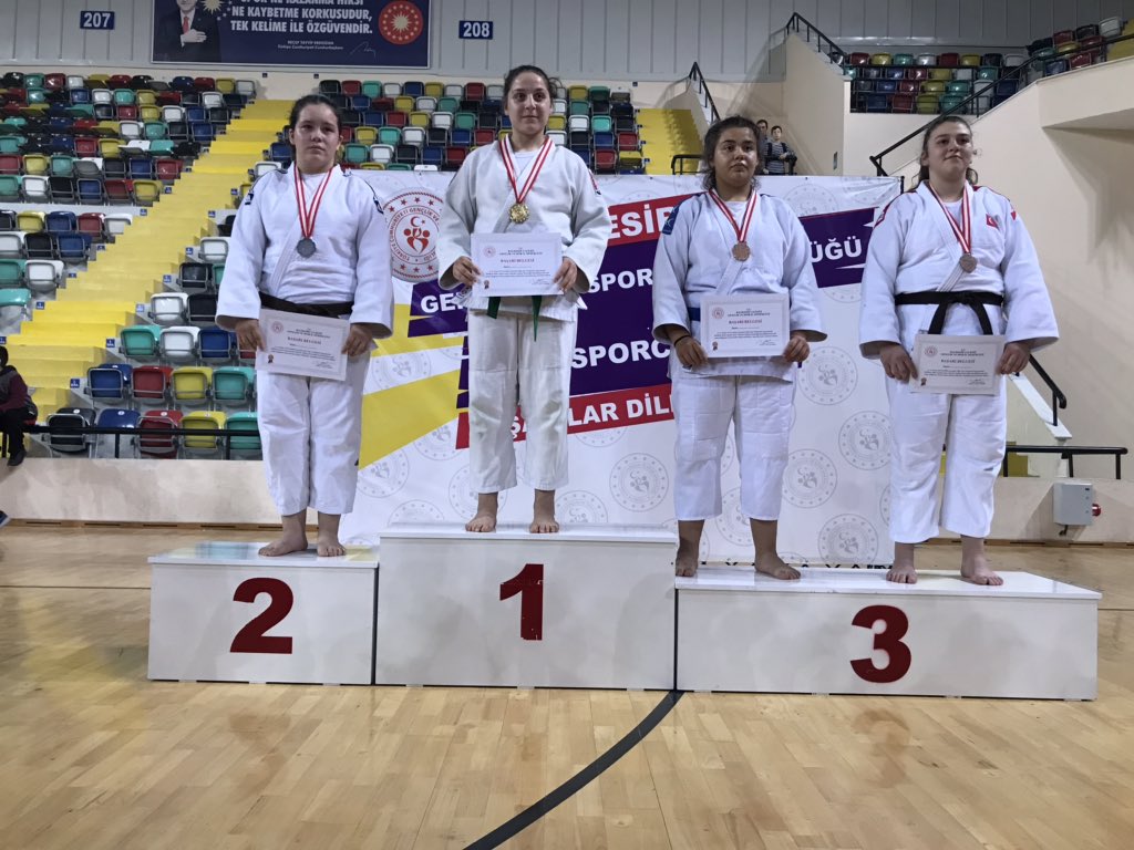Okul sporları Türkiye şampiyonasında 
+63 kg Gülsüm AĞAÇ 🥇Türkiye şampiyonu olmuştur.Sporcumu tebrik eder başarılarının devamını dilerim.#ünyejudo 🇹🇷🥋