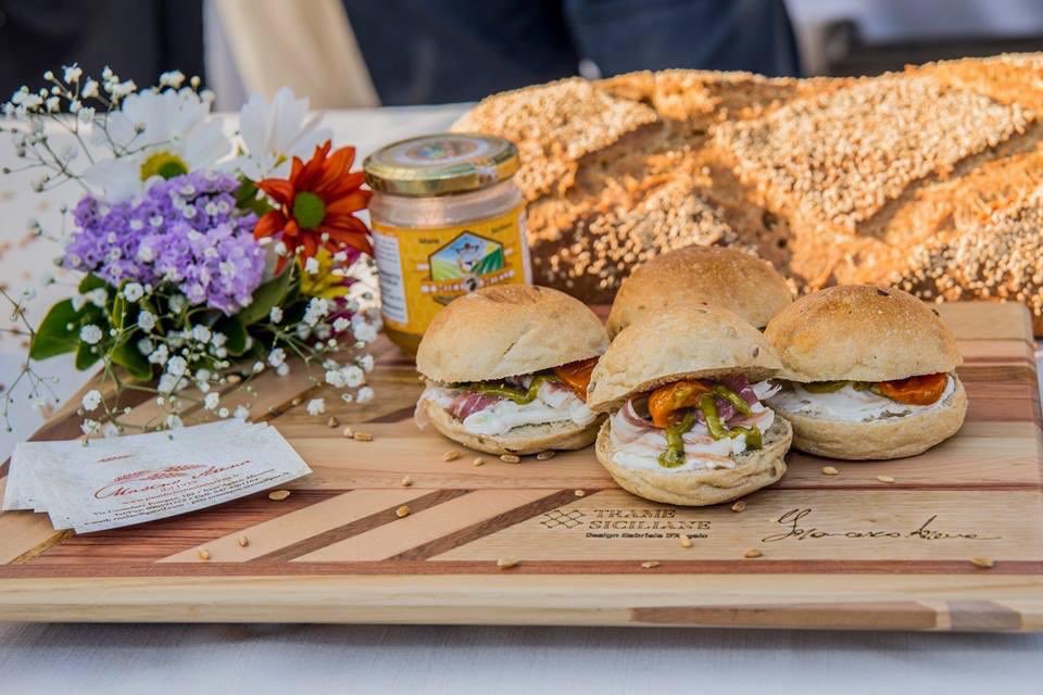 rnafnc's tweet photo. La #Sicilia in un panino ai cereali. Formaggio delle madonie aromatizzato al miele e pistacchio, pancetta dei nebrodi croccante e salsa al basilico. #cibonostrum https://t.co/yypvXR48Ci