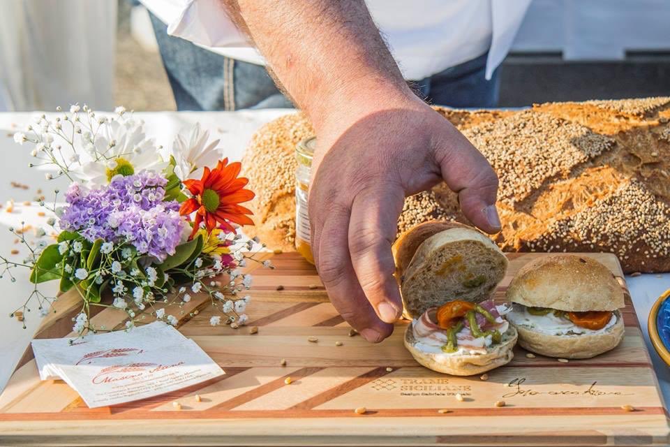 rnafnc's tweet photo. La #Sicilia in un panino ai cereali. Formaggio delle madonie aromatizzato al miele e pistacchio, pancetta dei nebrodi croccante e salsa al basilico. #cibonostrum https://t.co/yypvXR48Ci