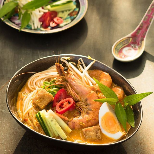 Today we got the first recipe from Malaysia for you. 🤤👍It is Laksa, a spicy-noodle soup that is typical for Malaysia and Singapore. Laksa is available in so many different varieties, but the main distinction is between the sweet and sour Assam-Laksa,… bit.ly/2v1h7Yj