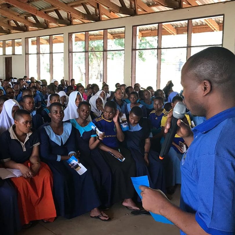 HESLBTanzania's tweet photo. April 13, 2019, Maswa, Simiyu: HESLB wakitoa elimu ya uombaji Mikopo kwa wanafunzi wa kidato cha sita wapatao 1,166 kutoka shule zote 12 zilizopo mkoani humo.

Wanafunzi hao wapo kambini kujiandaa na mitihani inayotarajiwa kuanza Mei 6, 2019. https://t.co/dYEtausQ2v