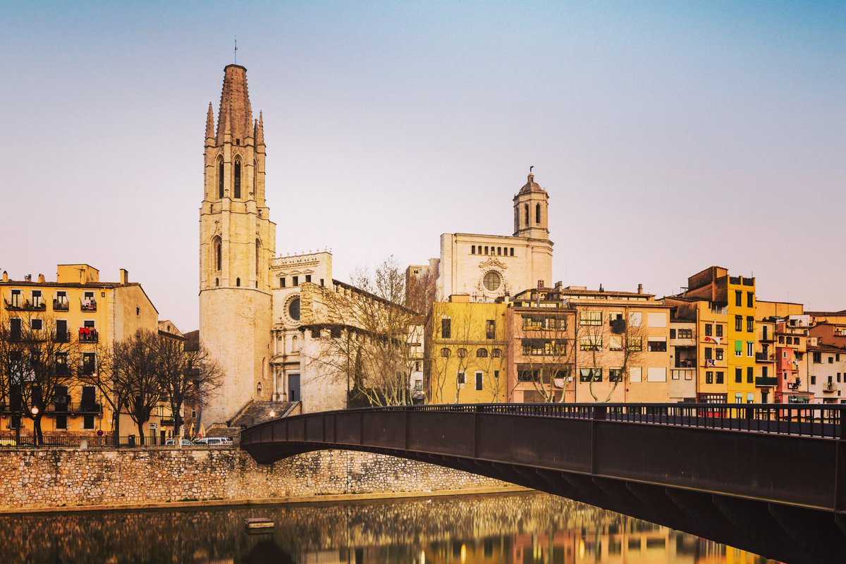 Girona, sempre encantadora @catalunyaexperience #catalunyaexperience @world_catalunya #world_catalunya @descobrircat #descobrircat #travelphotography #travelgram #traveller #building #architecture