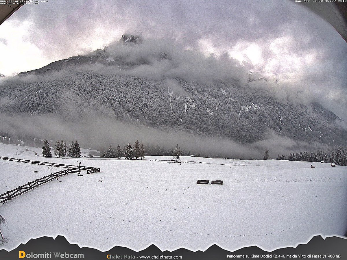 Risveglio bianco oggi in #ValdiFassa con la #neve arrivata anche in fondovalle <a href="/DolomitiWebcam/">DolomitiWebcam</a> <a href="/ChaletNata/">Chalet Nata</a>