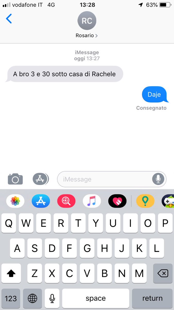 SPellizzieri's tweet photo. Ho scoperto questa nuova funzionalità dell'iphone, si chiamano SMS #whatsappdown https://t.co/FrOKg5grmp