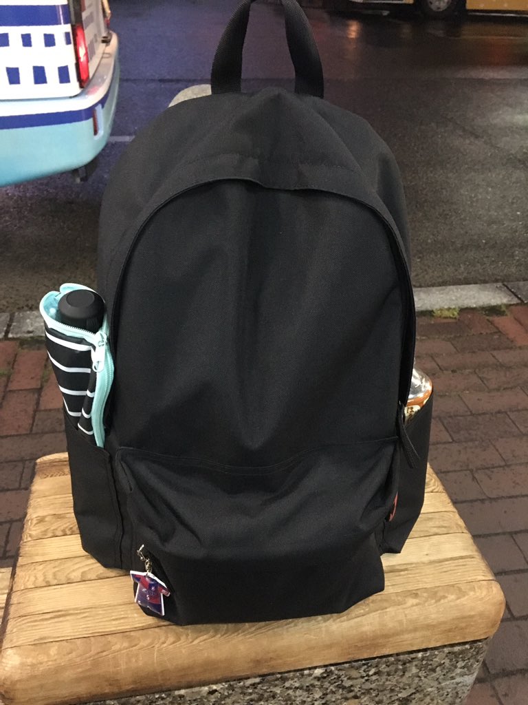 あずさん Twitter वर 今回の遠征のお供は無印良品の 肩の負担を軽くするｐｃポケット付リュックサック 優れもの 紙は折れない 1泊分の 荷物 土産 一番重い弾幕 帰りは含水分 入れても全然重くない 普通に入る お気に入りのリュックはいっぱいあるけど 便利