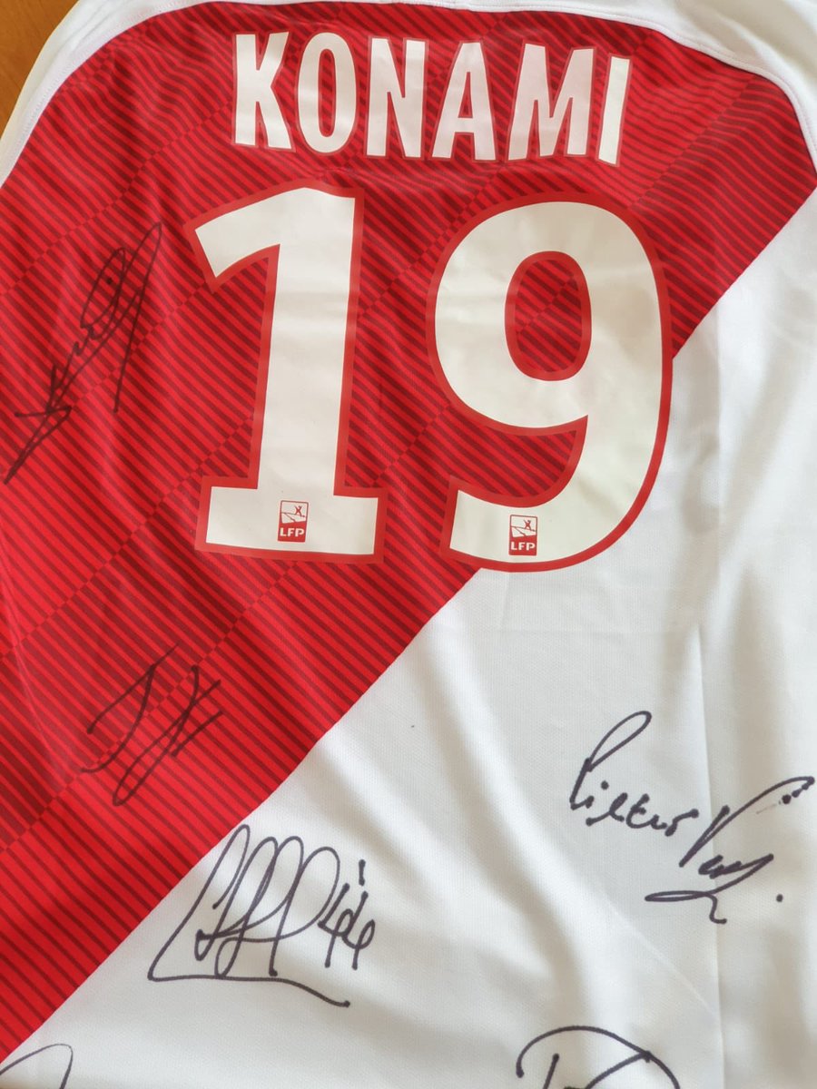 KONAMIFR's tweet image. 🎁 Concours! 🎁

En jeu, un maillot de l’@AS_Monaco dédicacé par 6 joueurs :
✔️Radamel @FALCAO 
✔️Cesc Fàbregas @cesc4official 
✔️Rony Lopes @Rony10Lopes 
✔️Aleksandr Golovin 
✔️Benjamin Henrichs  
✔️Pietro Pellegri

Tente ta chance, RT &amp;amp; Follow @KONAMIFR ! 
TAS le 21/04 🤞