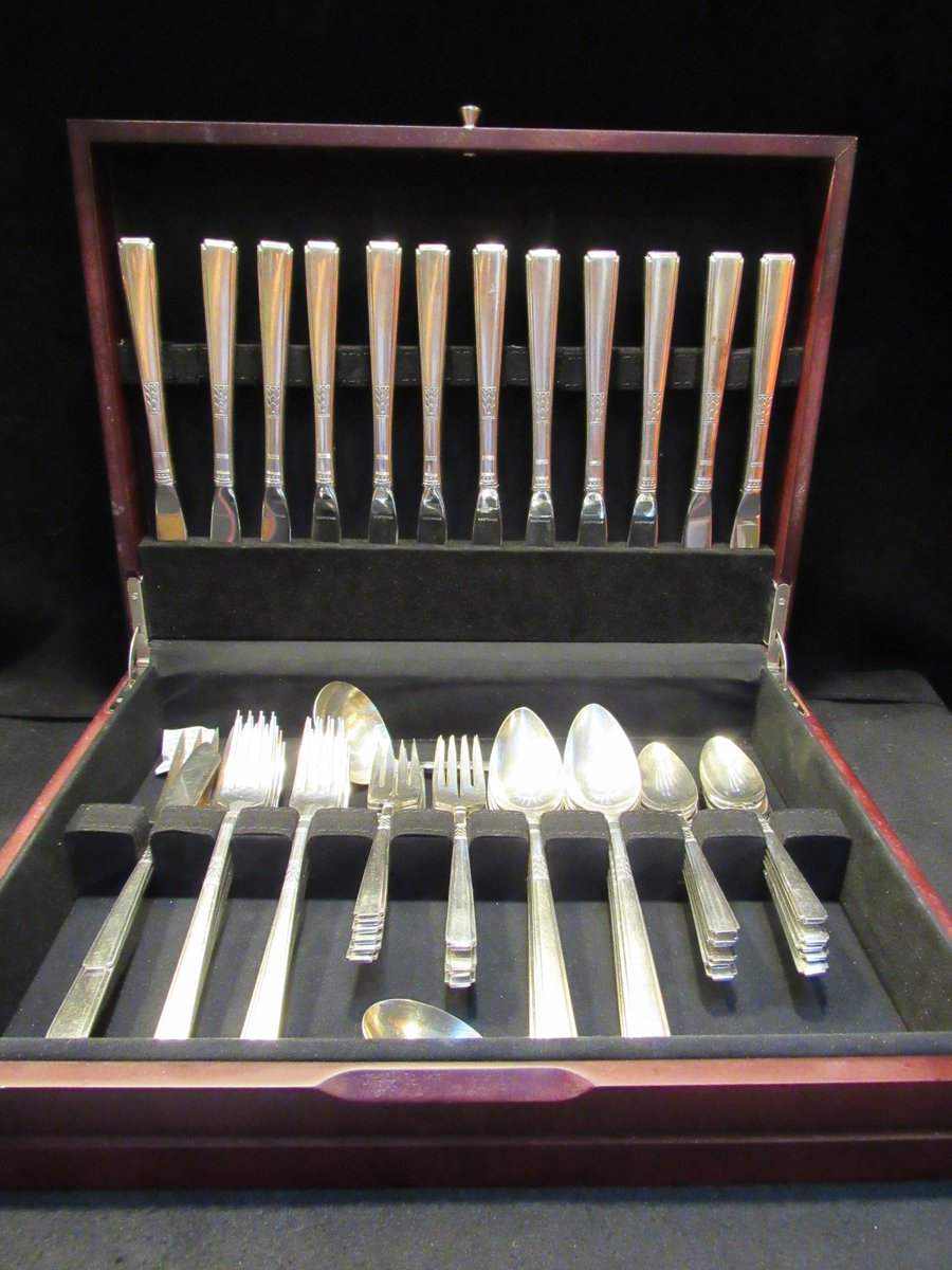 DigginThruTheAt's tweet photo. Excited to share this item from my #etsy shop: Capri Silverplate 1935, 1881 Rogers by Oneida Silver, Silverplate Flatware Set , Service for 12 , 65 pieces (1720) https://t.co/N2n2yUCwya #housewares #silver #wedding #brown #metal #retroflatware #flatwareset #vin https://t.co/2PfE8anF8f