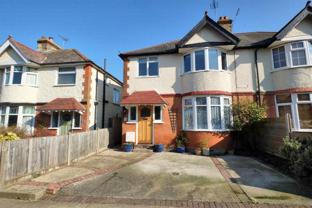 MSEstateAgents's tweet photo. Welcome! Come in a take a look at this 3bedroom semi detached home on Baddlesmere Road, Tankerton. We are sure the new owner will have lots of ideas to bring this property up to date. https://t.co/2F49M3zzxk >>> 01227 272155. https://t.co/GAHiACa1Q0