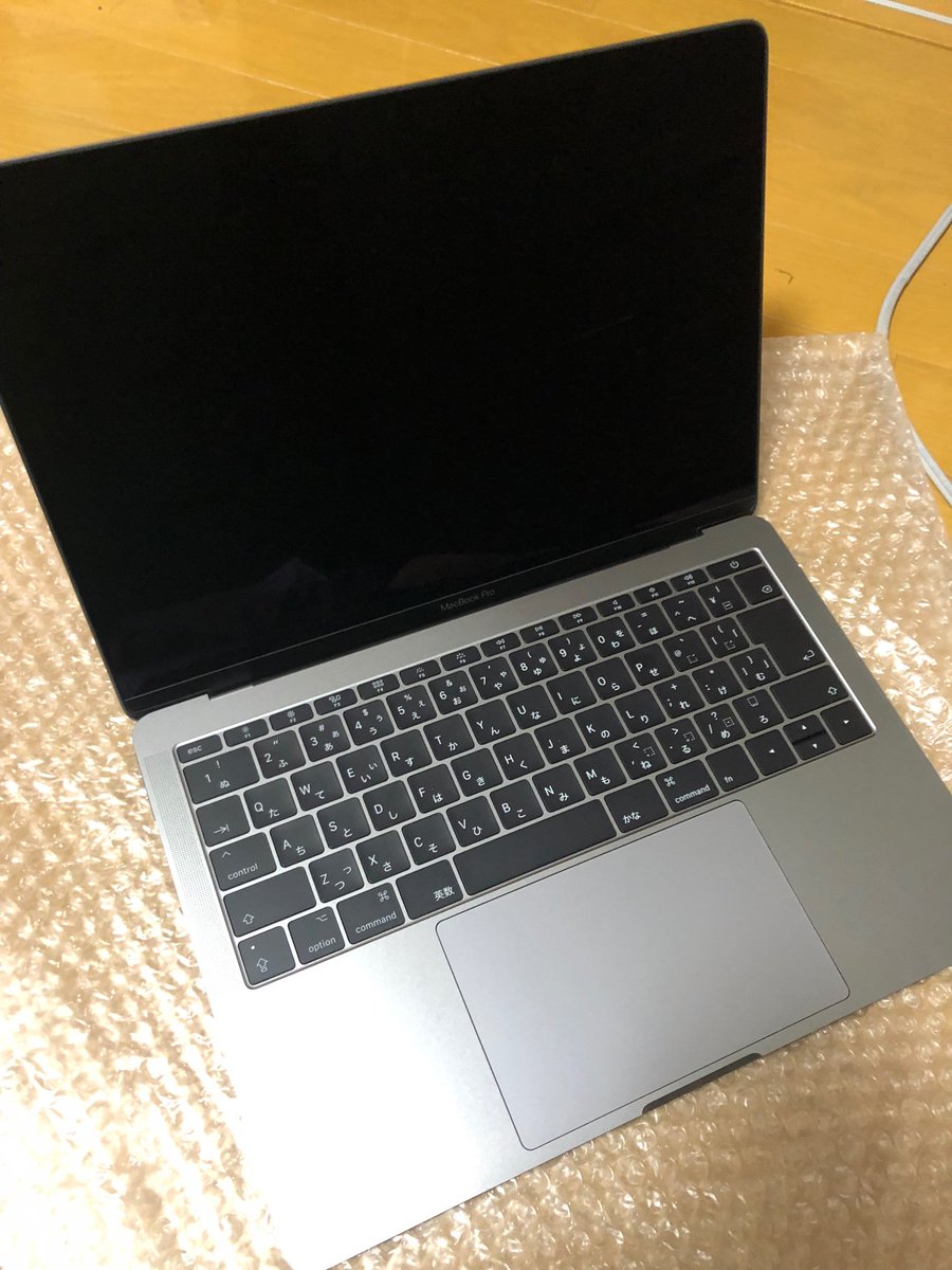 chicken7egg's tweet photo. キーボード修理プログラム、バッテリー交換プログラム、ディスプレイ交換とかいう新品。 #MacBookPro2016 #人柱 #リコール的な https://t.co/cTJzHmsmFW