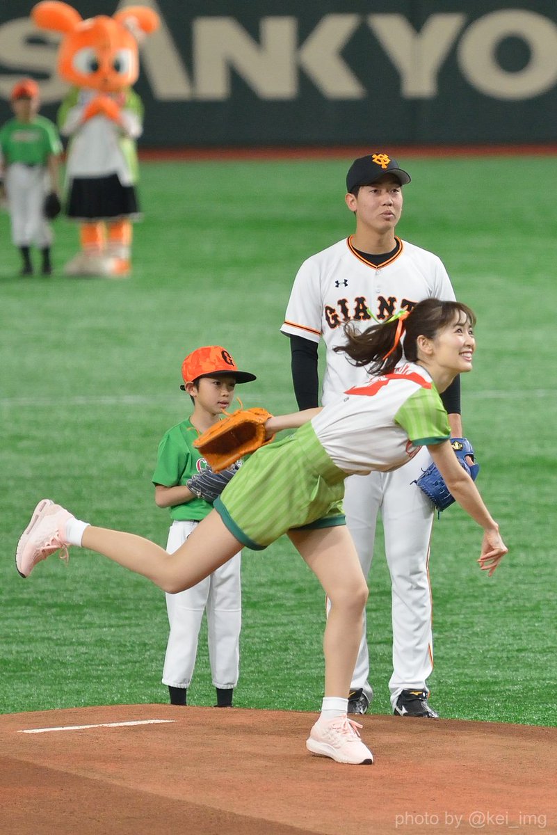 kei_img's tweet photo. 2019年4月14日 東京ドーム　巨人対��クルト戦
始球式より女優の泉里香さんのノーバン投球（←��度使ってみたかったフレーズ…汗）
#泉里香
#ノーバン https://t.co/00D4f4r1ie