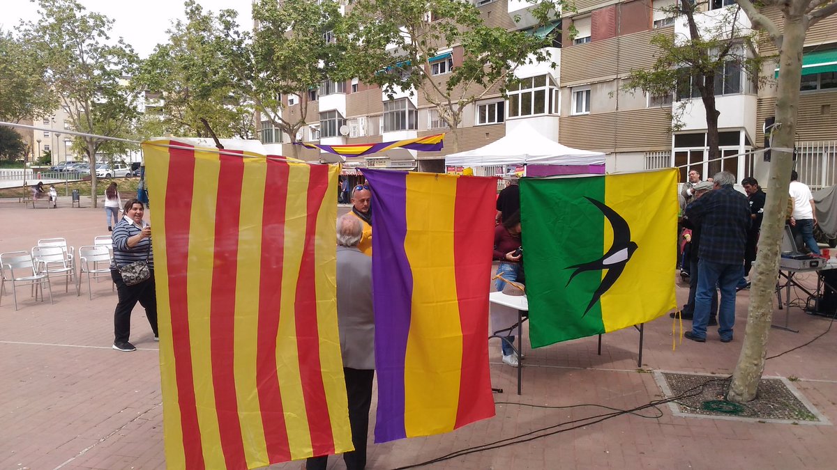 BadiaBarbera's tweet photo. Amb els amics de Badia del Vallès celebrant el 88è aniversari de la proclamació de la 2a República.

Democràcia, llibertat, feminisme, dret a decidir, solidaritat...
#ViscaLaRepública! https://t.co/bq0HKlLkim
