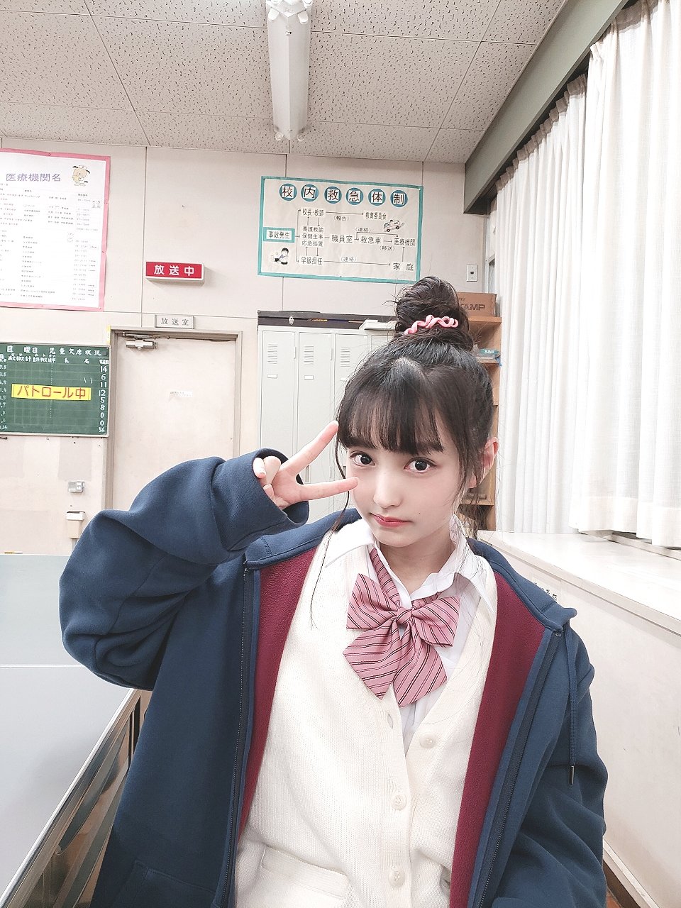 郡司芹香 とあるmvの撮影をしてきました 女子高生役は結構やらせていただく機会が多いんですが 今回の女子高生役は髪型をお団子にしてもらったり パーカー着たりなど元気娘感がありました ナウい 情報公開お楽しみに
