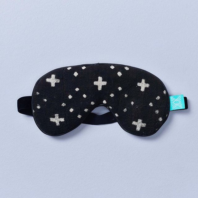 Sunday’s are for snooooozing!! I am currently on a plane to Barcelona wearing one of these babies. Have you seen the new colours online? Take a peek...🤩
•
•
•
#sleep #flightaccessories #travelaccessories #nomadforlife #bogolan #mudcloth #monochrome #… bit.ly/2KBZmcI