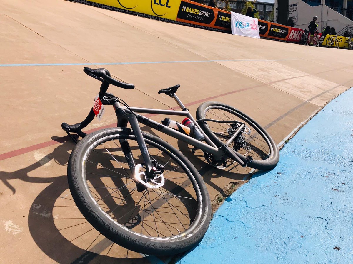 Yesterday on the #ParisRoubaix a special #tredders was on his HEDERA MUUR. #muur #tredbikes #titaniumbike #bikeporn