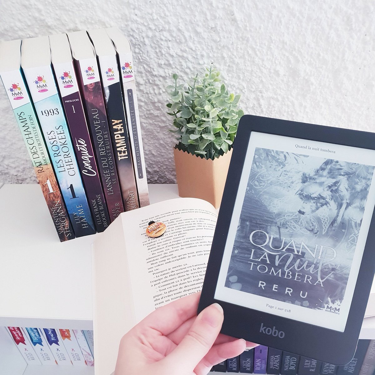 eloradana23031's tweet photo. ☆Nouvelle lecture☆
Je me lance dans [Quand la nuit tombera] de #Reru paru aux éditions @MxMBookmark ♡
▪
@johanna_mxm m'a convaincue avec son thread sur twitter, alors voilà j'ai craqué ! Je ne lis que très peu de romances fantastiques et je me suis laissé tenter ♡ https://t.co/l2APrUL2UO