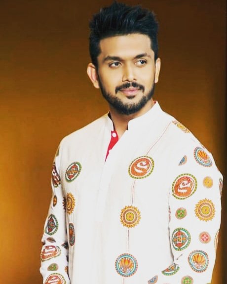 TheBuzzUpdates's tweet photo. .@imshuvoo01 wishes everyone new year in style! And we're Loving this look!😍
#ArifinShuvoo
#PahelaBaishakh https://t.co/YSUM6xcvfO