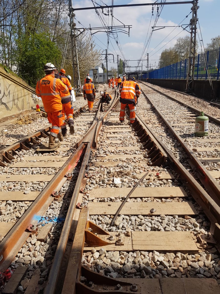Remplacement de 2 aiguillages ce week-end à Rungis en 4 photos de <a href="/bendadinabil/">BENDADI Nabil</a> et Alan. Voies rendues avec 40' d'avance. <a href="/SNCFReseau/">SNCF Réseau</a> <a href="/RERC_SNCF/">RER C</a> #IPSO
