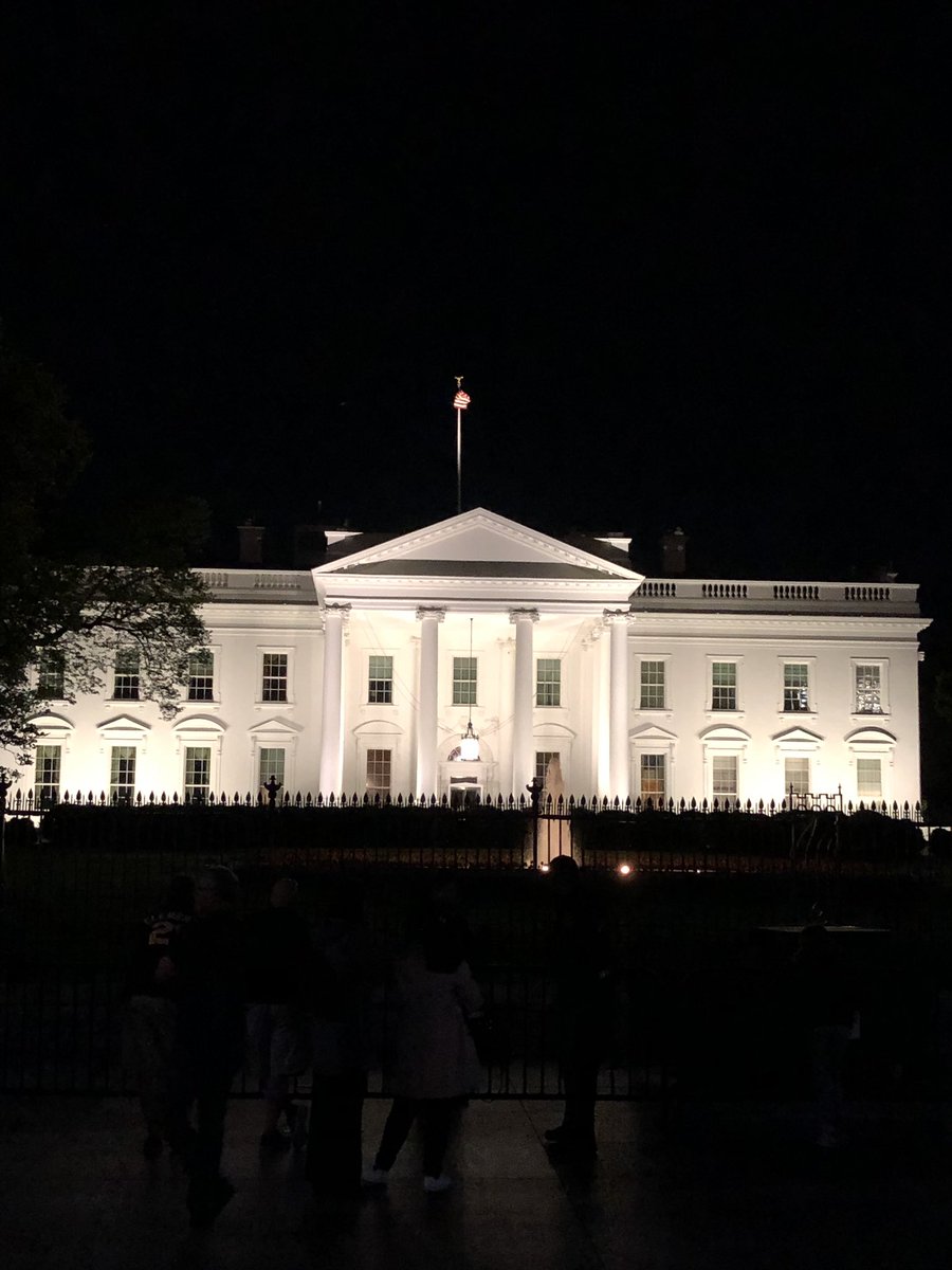 Dani_Sidell's tweet photo. Movies make the White House look so much bigger..... I was confused https://t.co/RflSO2FWeU