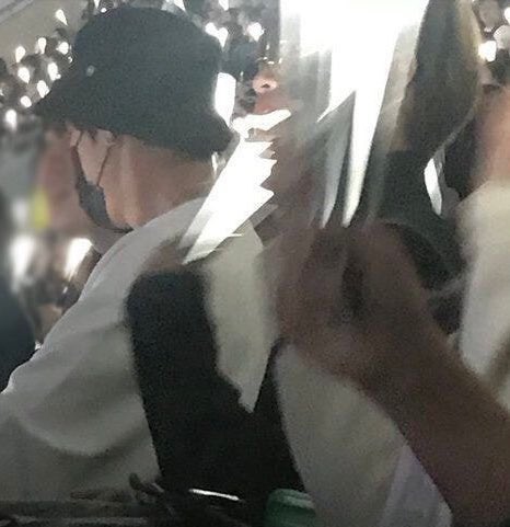 centredaehwi's tweet photo. op was wondering who the person in the front were because he looked like an idol, it was daehwi. op also said that daehwi was constantly &amp; diligently waving his lightstick 😭🥰 https://t.co/ktzZlTr7uC