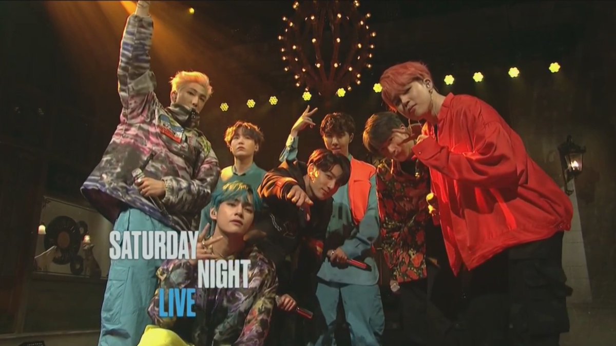 SuperMrBC's tweet photo. HOW IS NO ONE TALKING ABOUT NAMJOON WEARING THE SAME OUTFIT FROM THE PERONA COMEBACK TRAILER!?!?!?!?!?!?! #SNL #SNLxBTS #SNLBTS #bts #MAP_OF_THE_SOUL_PERSONA #BoyWithLuv https://t.co/Ll5MZdgYdc