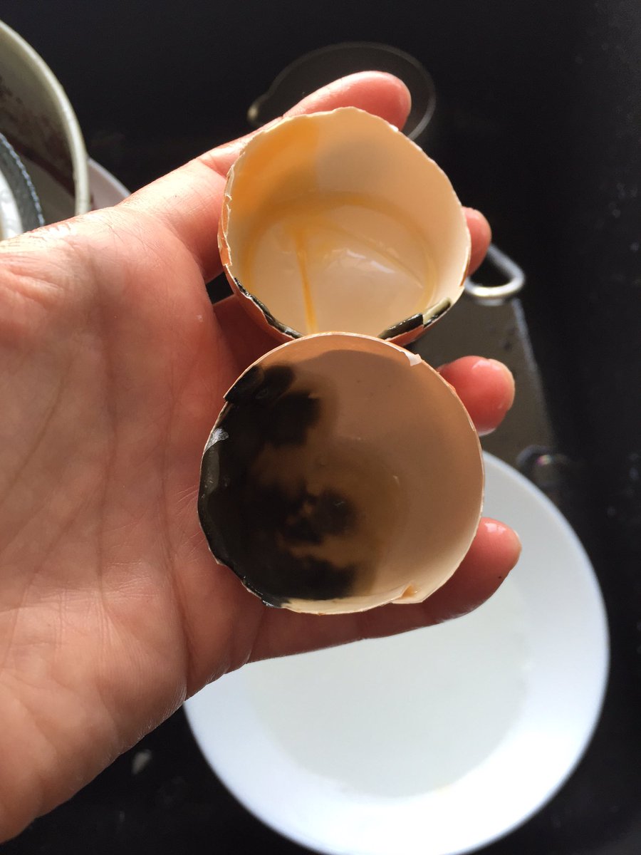 semrayn's tweet photo. @sadeorganikcom mail gönderdim ama yanıt alamadım, Carrefoursa'dan aldığım yumurtalar böyle çıktı. Üzerindeki kodu da okunmuyor. https://t.co/1Tkj1IHSZw