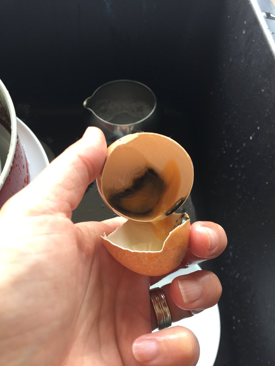 semrayn's tweet photo. @sadeorganikcom mail gönderdim ama yanıt alamadım, Carrefoursa'dan aldığım yumurtalar böyle çıktı. Üzerindeki kodu da okunmuyor. https://t.co/1Tkj1IHSZw